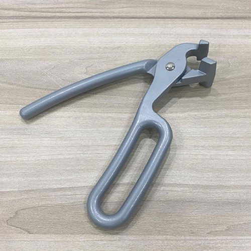 Kẹp gắp thố đá màu xám 199012 bằng kim loại, tay cầm tiện lợi.