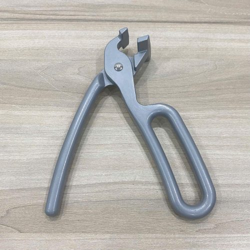 Kẹp gắp thố đá màu xám 199012 bằng kim loại, tay cầm tiện lợi.