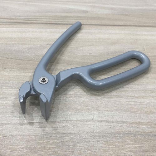 Kẹp gắp thố đá màu xám 199012 bằng kim loại, tay cầm tiện lợi.