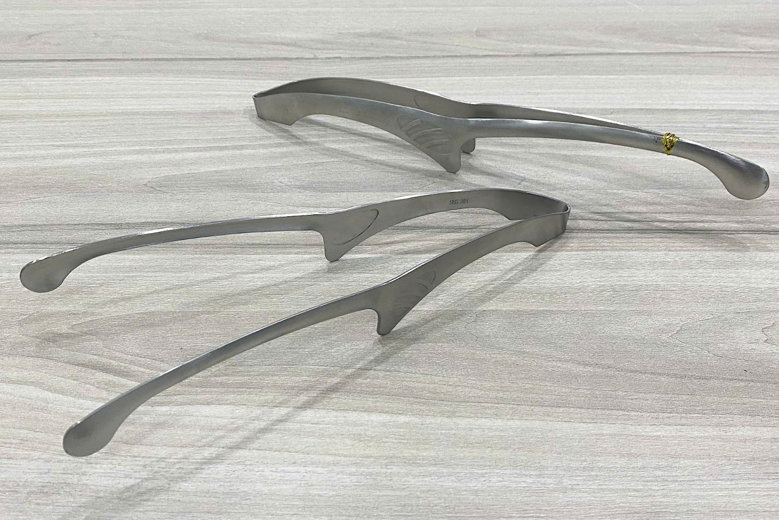 KẸP GẮP INOX 304 TRONG BẾP NHÀ HÀNG: VÌ SAO SONG QUÁN ƯU TIÊN DÒNG INOX CHUẨN THỰC PHẨM? 2 image 63 edited