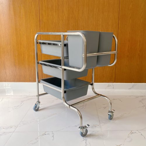 (Xe thu dọn thức ăn Song Quán D-017 được trang bị khung inox chắc chắn, khay nhựa cao cấp và bánh xe 4 inch linh hoạt, đáp ứng nhu cầu sử dụng liên tục trong môi trường F&B.)