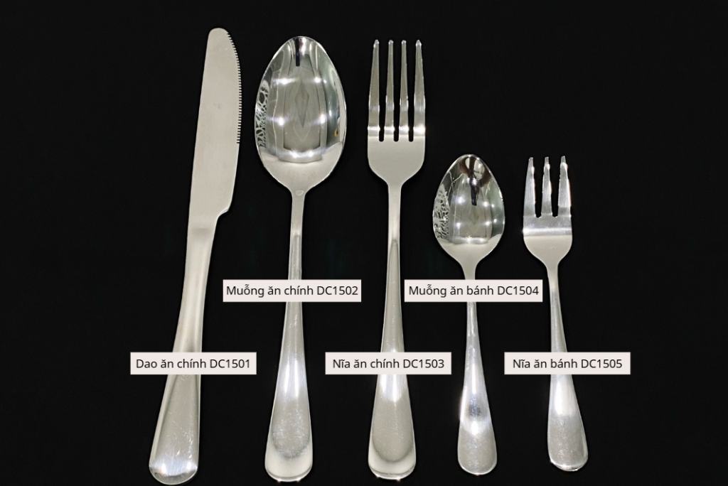 SONG QUÁN MÁCH BẠN CÁCH LỰA CHỌN TRỌN BỘ DAO MUỖNG NĨA INOX CHO BÀN ĂN CHUYÊN NGHIỆP 4 (Bộ dao muỗng nĩa DC được chế tạo từ inox 410 bền bỉ, bề mặt sáng bóng, thiết kế đồng bộ và đáp ứng tốt nhu cầu phục vụ trong môi trường F&B chuyên nghiệp. )