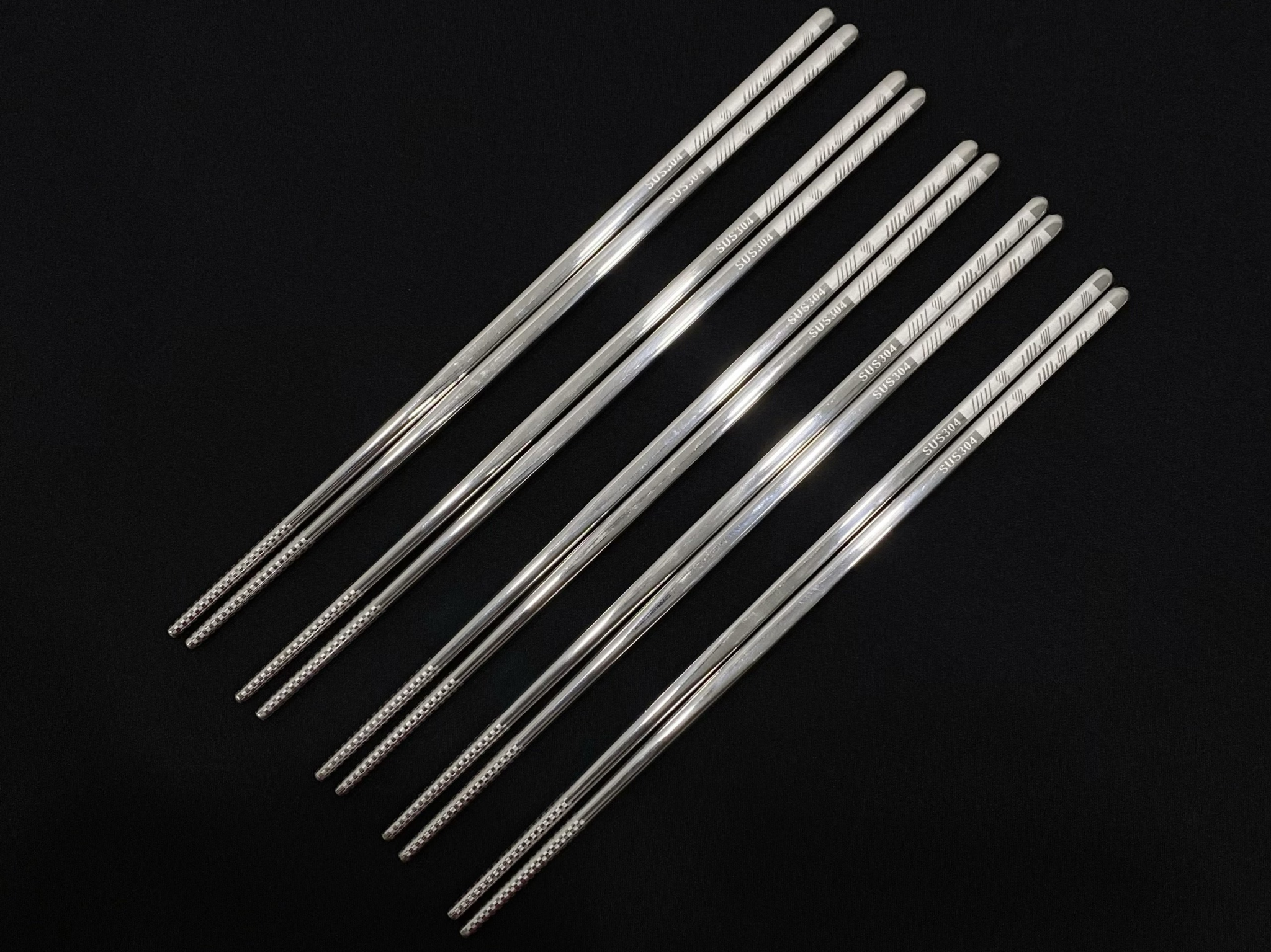 (Đũa inox 304 trắng Song Quán chất liệu inox 304 cao cấp, kích thước 225 mm, bề mặt sáng đẹp và dễ vệ sinh.) 